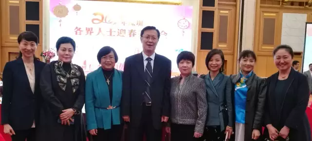 市政协副主席王璞（左四）与三八红旗手代表合影留念.png